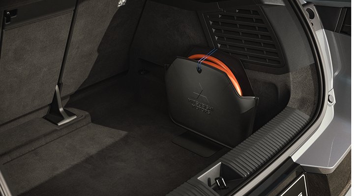 Nové Mitsubishi Eclipse Cross BEV: Držák nabíjecího kabelu