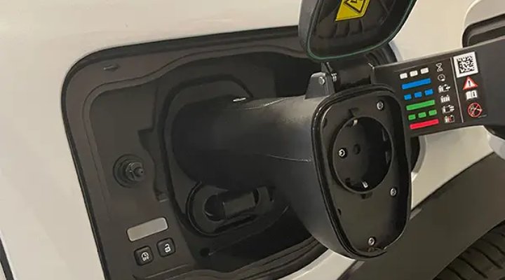 Nové Mitsubishi Eclipse Cross BEV: V2L adaptér